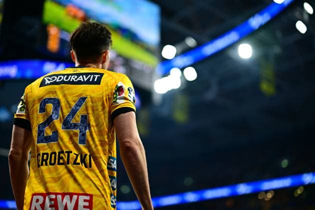 Patrick Groetzki 24 Rhein Neckar Löwen stands with his back to the camera, his jersey with number and name is clearly legible The illuminated hall atmosphere can be seen in the background Patrick Groetzki 24 Rhein Neckar Löwen in the arena Copyright: xMichaelxGelhardtx