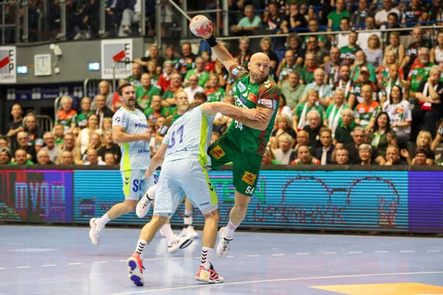 03 06 2026, xgox, Handball Daikin HBL SC Magdeburg VfL Gummersbach emspor, v l Oscar Bergendahl Magdeburg, 54 , Kay Smits Gummersbach, 31 duel, duel, fight, tackle Magdeburg