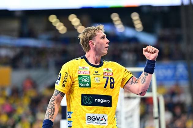 Edwin Aspenbäck 78 Rhein Neckar Löwen raises his fist in the air and shows an intense gesture of jubilation in front of a packed crowd The goal of the arena can be seen in the background Edwin Aspenbäck 78 Rhein Neckar Löwen cheers after scoring a goal Copyright: xMichaelxGelhardtx