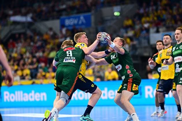 Jannik Kohlbacher 80 Rhein Neckar Löwen fights with the ball in both hands against Vilhelm Poulsen 9 TSV Hannover Burgdorf and another Hannover defender 54 Lukas Stutzke 39 TSV Hannover Burgdorf can be seen in the background Jannik Kohlbacher 80 Rhein Neckar Löwen in a duel against TSV Hannover Burgdorf Copyright: xMichaelxGelhardtx