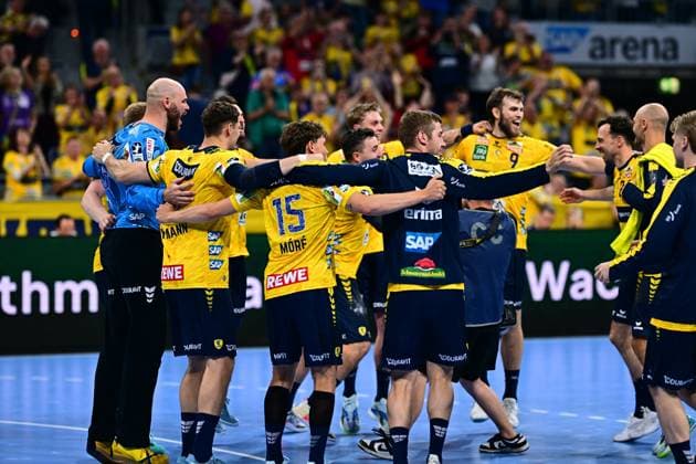 The Rhein Neckar Löwen players celebrate together on the pitch of the SAP Arena, including Steven Plucnar Jacobsen 9 Rhein Neckar Löwen and Jannik Kohlbacher 80 Rhein Neckar Löwen David Möré 15 Rhein Neckar Löwen is visible from behind with his shirt number, the team is jubilantly in each others arms Rhein Neckar Löwen celebrate victory - Steven Plucnar Jacobsen 9 and Jannik Kohlbacher 80 cheer Copyright: xMichaelxGelhardtx