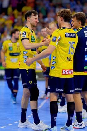Patrick Groetzki 24 Rhein Neckar Löwen and David Möré 15 Rhein Neckar Löwen greet each other with a handshake on the pitch Gino Steenaerts 14 Rhein Neckar Löwen stands to the right, other Rhein Neckar Löwen players can be seen in the background Patrick Groetzki 24 Rhein Neckar Löwen greets David Möré 15 Rhein Neckar Löwen Copyright: xspeedshotx