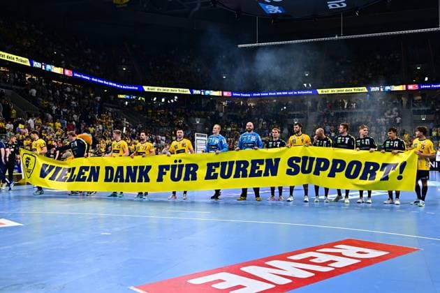 The Rhein Neckar Löwen team stands on the pitch after the game and holds a large yellow banner with the inscription Thank you for your support! Jannik Kohlbacher 80 Rhein Neckar Löwen , Steven Plucnar Jacobsen 9 Rhein Neckar Löwen , Mathias Rohde Larson 4 Rhein Neckar Löwen , Elias Ciudad Benitez 41 Rhein Neckar Löwen and Tim Nothdurft 8 Rhein Neckar Löwen Rhein Neckar Löwen thank the fans with a banner. Copyright: xMichaelxGelhardtx