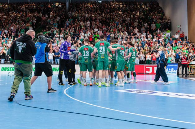 The team of GWD Minden cheers after the end of the match about the 34 30 victory GER, GWD Minden vs THW Kiel, Handball, 1 Bundesliga, Matchday 33, Season 2025 2026, 03 06 2026 GER, GWD Minden vs THW Kiel, Handball, 1 Bundesliga, Matchday 33, Season 2025 2026, 03 06 2026 Minden Copyright: xEibner-Pressefoto JanxRollingerx EP_JSK