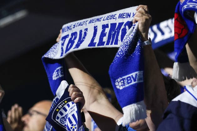 2026 06 03, xkwix, Handball, HBL, TBV Lemgo Lippe SC DHfK Leipzig, PHOENIX CONTACT arena, 33 Matchday, Season 2025 2026 Scarf with inscription TBV Lemgo held up by fans Photo xKamilxWilkowskixPressefotoKochx Nordrhein Westfalen Germany