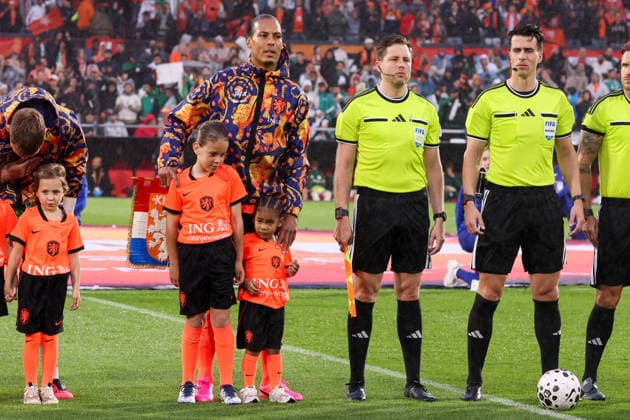 Fußball, Testspiel, Niederlande - Algerien 2026-06-03 Netherlands v Algeria - Friendly international football match ROTTERDAM, NETHERLANDS - JUNE 3: Virgil van Dijk of Netherlands on the pitch with his children during the Friendly international football match match between Netherlands and Algeria at Stadion Feijenoord on June 3, 2026 in Rotterdam, Netherlands. Rotterdam Stadion Feijenoord Netherlands Content not available for redistribution in The Netherlands directly or indirectly through any third parties. Copyright: xHansxvanxderxValkx