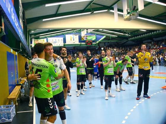 After the end of the game The TVE team poses in front of the fans The away win gave TV Emsdetten a theoretical chance of promotion Handball qualifying match for the 2nd division EHV Aue TV Emsdetten 36 44 on 3 6 2026 EHV Aue TV Emsdetten