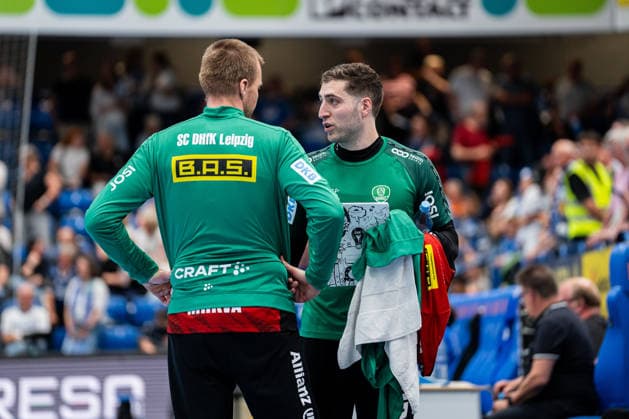 TBV Lemgo Lippe GER vs SC DHfK Leipzig GER , Handball, Daikin Handball Bundesliga, 33 Matchday, 3 6 2026, Season 2025 2026, Lemgo Tomas Mrkva SC DHfK Leipzig, 16 and Domenico Ebner SC DHfK Leipzig, 01 talk during halftime Lemgo Phoenix Contact Arena Germany