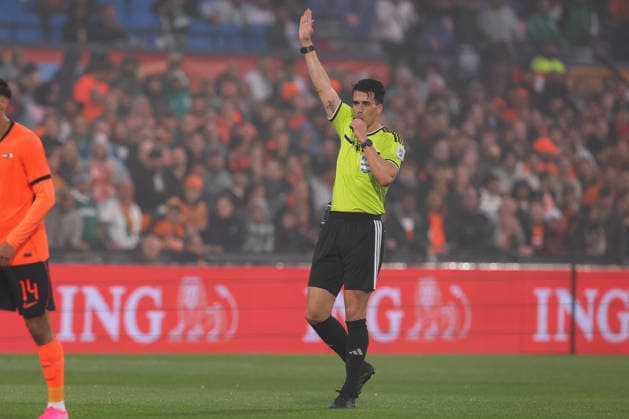 Fußball, Testspiel, Niederlande - Algerien #2 2026-06-03 Netherlands v Algeria - Friendly international football match ROTTERDAM, NETHERLANDS - JUNE 3: Referee Jakab Semier blows his whistle during the Friendly international football match match between Netherlands and Algeria at Stadion Feijenoord on June 3, 2026 in Rotterdam, Netherlands. Rotterdam Stadion Feijenoord Netherlands Content not available for redistribution in The Netherlands directly or indirectly through any third parties. Copyright: xHansxvanxderxValkx
