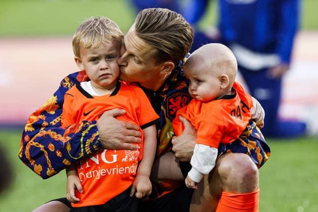 Fußball, Testspiel, Niederlande - Algerien #2 ROTTERDAM - Frenkie de Jong of the Netherlands with his children ahead of the friendly international match, Länderspiel, Nationalmannschaft between the Netherlands and Algeria at Feyenoord stadium De Kuip on June 3, 2026, in Rotterdam, the Netherlands. The Dutch national team, Nationalteam is preparing for the 2026 World Cup. MAURICE VAN STEEN ANP International Friendly, Länderspiel, Nationalmannschaft 2026 xVIxANPxSportx xxANPxIVx 560012968 originalFilename: 560012968.jpg