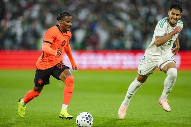 Fußball, Testspiel, Niederlande - Algerien #2 ROTTERDAM , 03-06-2026 , Stadium Feijenoord de Kuip , season 2025 2026 , FIFA International football , friendly match between The Netherlands and Algeria , picture shows Netherlands player Crysencio Summerville and Algeria player Zineddine Belaid Netherlands - Algeria (friendly)  x204134031x Copyright: