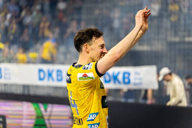 03 06 2026, xdaymx, Handball Daikin HBL, Rhein Neckar Loewen TSV Hannover Burgdorf Patrick Groetzki Rhein Neckar Löwen thanks the home fans after his last home game DFL DFB REGULATIONS PROHIBIT ANY USE OF PHOTOGRAPHS as IMAGE SEQUENCES and or QUASI VIDEO Mannheim