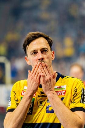 03 06 2026, xdaymx, Handball Daikin HBL, Rhein Neckar Loewen TSV Hannover Burgdorf Patrick Groetzki Rhein Neckar Löwen thanks the home fans after his last home game DFL DFB REGULATIONS PROHIBIT ANY USE OF PHOTOGRAPHS as IMAGE SEQUENCES and or QUASI VIDEO Mannheim