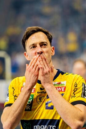 03 06 2026, xdaymx, Handball Daikin HBL, Rhein Neckar Loewen TSV Hannover Burgdorf Patrick Groetzki Rhein Neckar Löwen thanks the home fans after his last home game DFL DFB REGULATIONS PROHIBIT ANY USE OF PHOTOGRAPHS as IMAGE SEQUENCES and or QUASI VIDEO Mannheim