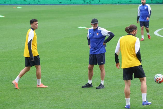 Fußball, FIFA WM 2026, Nationalteam Spanien, Training Spain - Official training session of the Iraqi team - 03 06 2026 SPAIN, LA CORUNA, JUNE 03: Graham Arnold Head Coach of Iraq during the official training session of the Iraqi team the day before the FIFA friendly football match between Spain and Iraq at Riazor Stadium on June 03, 2026 in La Coruna, Spain. Photo by Manuel Blondeau AOP.Press La Coruna Estadio Riazor Galicia Spain Copyright: x ManuelxBlondeau AOP.Pressx AOP20260603-00001