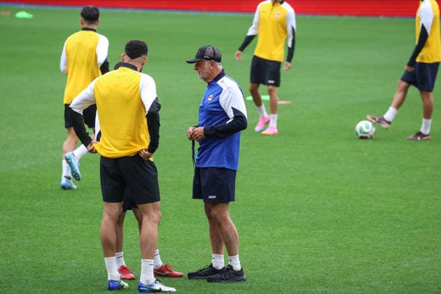 Fußball, FIFA WM 2026, Nationalteam Spanien, Training Spain - Official training session of the Iraqi team - 03 06 2026 SPAIN, LA CORUNA, JUNE 03: Graham Arnold Head Coach of Iraq during the official training session of the Iraqi team the day before the FIFA friendly football match between Spain and Iraq at Riazor Stadium on June 03, 2026 in La Coruna, Spain. Photo by Manuel Blondeau AOP.Press La Coruna Estadio Riazor Galicia Spain Copyright: x ManuelxBlondeau AOP.Pressx AOP20260603-00005
