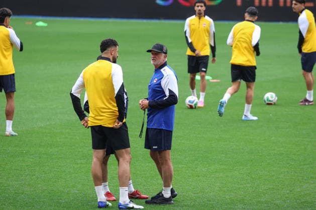 Fußball, FIFA WM 2026, Nationalteam Spanien, Training Spain - Official training session of the Iraqi team - 03 06 2026 SPAIN, LA CORUNA, JUNE 03: Graham Arnold Head Coach of Iraq during the official training session of the Iraqi team the day before the FIFA friendly football match between Spain and Iraq at Riazor Stadium on June 03, 2026 in La Coruna, Spain. Photo by Manuel Blondeau AOP.Press La Coruna Estadio Riazor Galicia Spain Copyright: x ManuelxBlondeau AOP.Pressx AOP20260603-00007