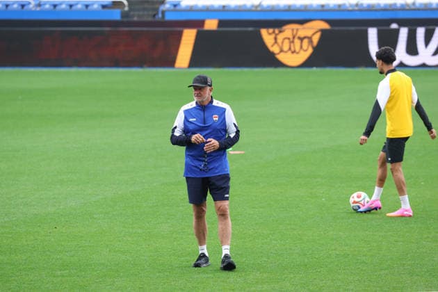 Fußball, FIFA WM 2026, Nationalteam Spanien, Training Spain - Official training session of the Iraqi team - 03 06 2026 SPAIN, LA CORUNA, JUNE 03: Graham Arnold Head Coach of Iraq during the official training session of the Iraqi team the day before the FIFA friendly football match between Spain and Iraq at Riazor Stadium on June 03, 2026 in La Coruna, Spain. Photo by Manuel Blondeau AOP.Press La Coruna Estadio Riazor Galicia Spain Copyright: x ManuelxBlondeau AOP.Pressx AOP20260603-00008