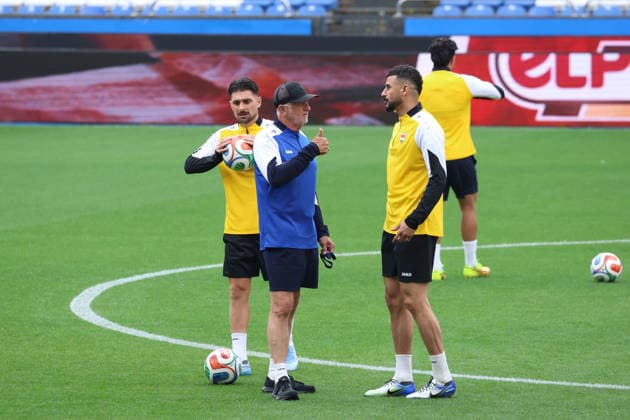 Fußball, FIFA WM 2026, Nationalteam Spanien, Training Spain - Official training session of the Iraqi team - 03 06 2026 SPAIN, LA CORUNA, JUNE 03: Graham Arnold Head Coach of Iraq during the official training session of the Iraqi team the day before the FIFA friendly football match between Spain and Iraq at Riazor Stadium on June 03, 2026 in La Coruna, Spain. Photo by Manuel Blondeau AOP.Press La Coruna Estadio Riazor Galicia Spain Copyright: x ManuelxBlondeau AOP.Pressx AOP20260603-00010