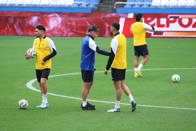 Fußball, FIFA WM 2026, Nationalteam Spanien, Training Spain - Official training session of the Iraqi team - 03 06 2026 SPAIN, LA CORUNA, JUNE 03: Graham Arnold Head Coach of Iraq during the official training session of the Iraqi team the day before the FIFA friendly football match between Spain and Iraq at Riazor Stadium on June 03, 2026 in La Coruna, Spain. Photo by Manuel Blondeau AOP.Press La Coruna Estadio Riazor Galicia Spain Copyright: x ManuelxBlondeau AOP.Pressx AOP20260603-00011