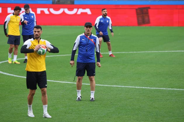 Fußball, FIFA WM 2026, Nationalteam Spanien, Training Spain - Official training session of the Iraqi team - 03 06 2026 SPAIN, LA CORUNA, JUNE 03: Robbie Stanton Assistant Coach of Iraq during the official training session of the Iraqi team the day before the FIFA friendly football match between Spain and Iraq at Riazor Stadium on June 03, 2026 in La Coruna, Spain. Photo by Manuel Blondeau AOP.Press La Coruna Estadio Riazor Galicia Spain Copyright: x ManuelxBlondeau AOP.Pressx AOP20260603-00012