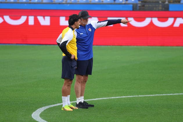 Fußball, FIFA WM 2026, Nationalteam Spanien, Training Spain - Official training session of the Iraqi team - 03 06 2026 SPAIN, LA CORUNA, JUNE 03: Graham Arnold Head Coach of Iraq during the official training session of the Iraqi team the day before the FIFA friendly football match between Spain and Iraq at Riazor Stadium on June 03, 2026 in La Coruna, Spain. Photo by Manuel Blondeau AOP.Press La Coruna Estadio Riazor Galicia Spain Copyright: x ManuelxBlondeau AOP.Pressx AOP20260603-00013