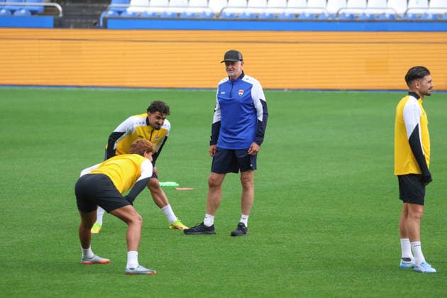 Fußball, FIFA WM 2026, Nationalteam Spanien, Training Spain - Official training session of the Iraqi team - 03 06 2026 SPAIN, LA CORUNA, JUNE 03: Graham Arnold Head Coach of Iraq during the official training session of the Iraqi team the day before the FIFA friendly football match between Spain and Iraq at Riazor Stadium on June 03, 2026 in La Coruna, Spain. Photo by Manuel Blondeau AOP.Press La Coruna Estadio Riazor Galicia Spain Copyright: x ManuelxBlondeau AOP.Pressx AOP20260603-00016