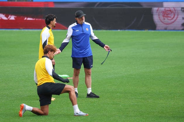 Fußball, FIFA WM 2026, Nationalteam Spanien, Training Spain - Official training session of the Iraqi team - 03 06 2026 SPAIN, LA CORUNA, JUNE 03: Graham Arnold Head Coach of Iraq during the official training session of the Iraqi team the day before the FIFA friendly football match between Spain and Iraq at Riazor Stadium on June 03, 2026 in La Coruna, Spain. Photo by Manuel Blondeau AOP.Press La Coruna Estadio Riazor Galicia Spain Copyright: x ManuelxBlondeau AOP.Pressx AOP20260603-00020