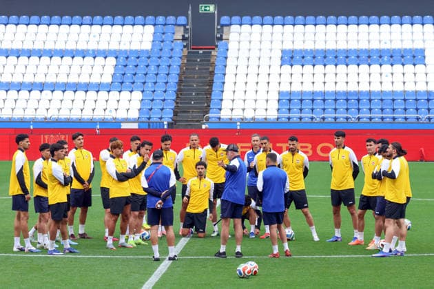 Fußball, FIFA WM 2026, Nationalteam Spanien, Training Spain - Official training session of the Iraqi team - 03 06 2026 SPAIN, LA CORUNA, JUNE 03: Graham Arnold Head Coach of Iraq (C) talks to his players during the official training session of the Iraqi team the day before the FIFA friendly football match between Spain and Iraq at Riazor Stadium on June 03, 2026 in La Coruna, Spain. Photo by Manuel Blondeau AOP.Press La Coruna Estadio Riazor Galicia Spain Copyright: x ManuelxBlondeau AOP.Pressx AOP20260603-00026
