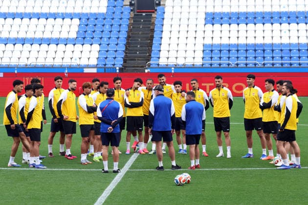 Fußball, FIFA WM 2026, Nationalteam Spanien, Training Spain - Official training session of the Iraqi team - 03 06 2026 SPAIN, LA CORUNA, JUNE 03: Graham Arnold Head Coach of Iraq (C) talks to his players during the official training session of the Iraqi team the day before the FIFA friendly football match between Spain and Iraq at Riazor Stadium on June 03, 2026 in La Coruna, Spain. Photo by Manuel Blondeau AOP.Press La Coruna Estadio Riazor Galicia Spain Copyright: x ManuelxBlondeau AOP.Pressx AOP20260603-00027
