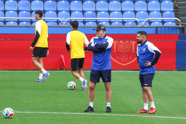 Fußball, FIFA WM 2026, Nationalteam Spanien, Training Spain - Official training session of the Iraqi team - 03 06 2026 SPAIN, LA CORUNA, JUNE 03: Graham Arnold Head Coach of Iraq (C) during the official training session of the Iraqi team the day before the FIFA friendly football match between Spain and Iraq at Riazor Stadium on June 03, 2026 in La Coruna, Spain. Photo by Manuel Blondeau AOP.Press La Coruna Estadio Riazor Galicia Spain Copyright: x ManuelxBlondeau AOP.Pressx AOP20260603-00028
