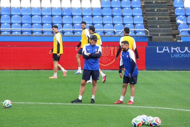 Fußball, FIFA WM 2026, Nationalteam Spanien, Training Spain - Official training session of the Iraqi team - 03 06 2026 SPAIN, LA CORUNA, JUNE 03: Graham Arnold Head Coach of Iraq (L) during the official training session of the Iraqi team the day before the FIFA friendly football match between Spain and Iraq at Riazor Stadium on June 03, 2026 in La Coruna, Spain. Photo by Manuel Blondeau AOP.Press La Coruna Estadio Riazor Galicia Spain Copyright: x ManuelxBlondeau AOP.Pressx AOP20260603-00029