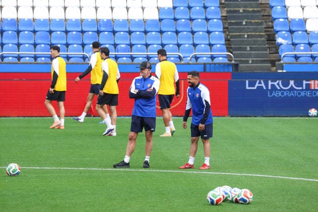 Fußball, FIFA WM 2026, Nationalteam Spanien, Training Spain - Official training session of the Iraqi team - 03 06 2026 SPAIN, LA CORUNA, JUNE 03: Graham Arnold Head Coach of Iraq (L) during the official training session of the Iraqi team the day before the FIFA friendly football match between Spain and Iraq at Riazor Stadium on June 03, 2026 in La Coruna, Spain. Photo by Manuel Blondeau AOP.Press La Coruna Estadio Riazor Galicia Spain Copyright: x ManuelxBlondeau AOP.Pressx AOP20260603-00030