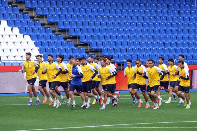 Fußball, FIFA WM 2026, Nationalteam Spanien, Training Spain - Official training session of the Iraqi team - 03 06 2026 SPAIN, LA CORUNA, JUNE 03: Players of Iraq warm up with head of sports science Chris Pappas (Blue shirt) during the official training session of the Iraqi team the day before the FIFA friendly football match between Spain and Iraq at Riazor Stadium on June 03, 2026 in La Coruna, Spain. Photo by Manuel Blondeau AOP.Press La Coruna Estadio Riazor Galicia Spain Copyright: x ManuelxBlondeau AOP.Pressx AOP20260603-00033