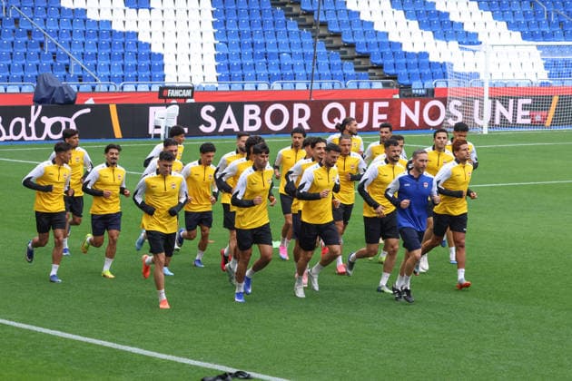 Fußball, FIFA WM 2026, Nationalteam Spanien, Training Spain - Official training session of the Iraqi team - 03 06 2026 SPAIN, LA CORUNA, JUNE 03: Players of Iraq warm up with head of sports science Chris Pappas (Blue shirt) during the official training session of the Iraqi team the day before the FIFA friendly football match between Spain and Iraq at Riazor Stadium on June 03, 2026 in La Coruna, Spain. Photo by Manuel Blondeau AOP.Press La Coruna Estadio Riazor Galicia Spain Copyright: x ManuelxBlondeau AOP.Pressx AOP20260603-00035