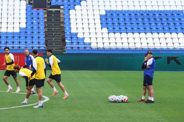 Fußball, FIFA WM 2026, Nationalteam Spanien, Training Spain - Official training session of the Iraqi team - 03 06 2026 SPAIN, LA CORUNA, JUNE 03: Graham Arnold Head Coach of Iraq (R) during the official training session of the Iraqi team the day before the FIFA friendly football match between Spain and Iraq at Riazor Stadium on June 03, 2026 in La Coruna, Spain. Photo by Manuel Blondeau AOP.Press La Coruna Estadio Riazor Galicia Spain Copyright: x ManuelxBlondeau AOP.Pressx AOP20260603-00040