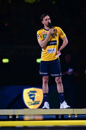 Patrick Groetzki 24 Rhein Neckar Löwen stands on a stage and speaks into the microphone, the Löwen logo can be seen in the background He wears the yellow Rhein Neckar Löwen jersey Patrick Groetzki 24 Rhein Neckar Löwen speaks into the microphone Copyright: xMichaelxGelhardtx