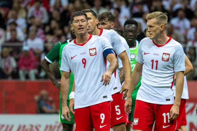 Fußball, Testspiel, Polen - Nigeria #3 Poland - Nigeria 03.06.2026 football, Warsaw, PGE National Stadium, FIFA , friendly international game match Poland - Nigeria ( mecz towarzyski, pilka nozna, Polska - Nigeria ) image shows: Robert Lewandowski (L) Karol Swiderski (R) photo Katarzyna Plewczynska Fotostyk Copyright: xKatarzynaxPlewczynskax 20260603FCTKPKAPL7292