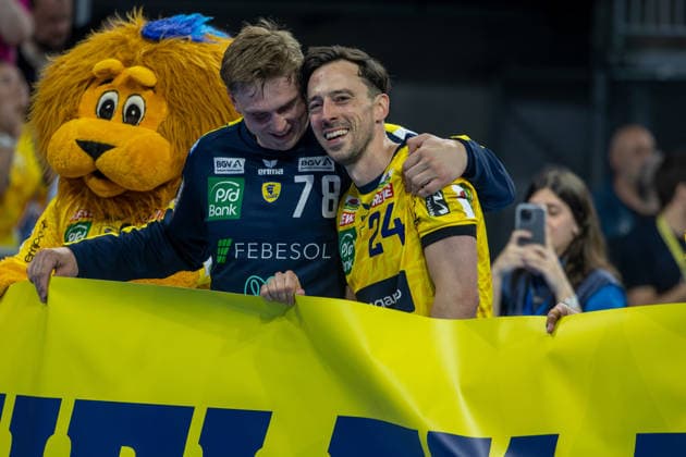 Das Team der Rhein-Neckar Löwen bedankt sich mit einem Banner bei den Fans. Hier im Bild Patrick Groetzki und Edwin Aspenbäck