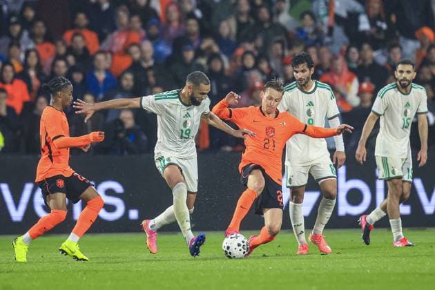 Fußball, Testspiel, Niederlande - Algerien #3 ROTTERDAM , 03-06-2026 , Stadium Feijenoord de Kuip , season 2025 2026 , FIFA International football , friendly match between The Netherlands and Algeria , picture shows Algeria player Nabil Bentaleb and Netherlands player Frenkie de Jong. Netherlands - Algeria (friendly)  x204134557x Copyright: