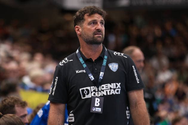 2026 06 03, xkwix, Handball, HBL, TBV Lemgo Lippe SC DHfK Leipzig, PHOENIX CONTACT arena, 33 Matchday, Season 2025 2026 Florian Kehrmann TBV Lemgo Lippe Head Coach looks critically at the scoreboard Photo xKamilxWilkowskixPressefotoKochx North Rhine-Westphalia Germany
