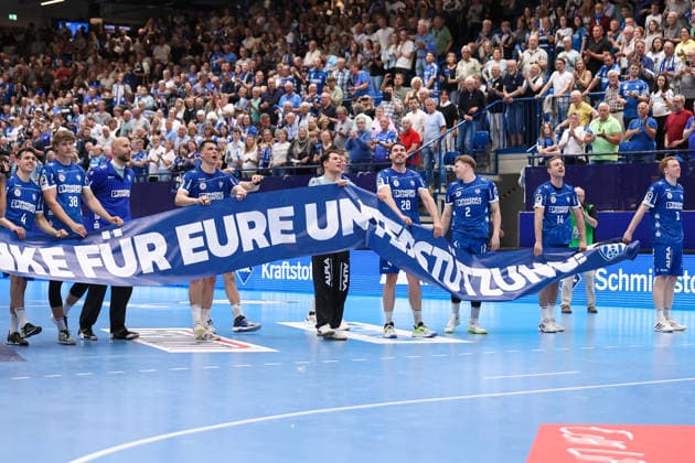2026 06 03, xkwix, Handball, HBL, TBV Lemgo Lippe SC DHfK Leipzig, PHOENIX CONTACT arena, 33 Matchday, Season 2025 2026 Lemgo players with banner with inscription Thank you for your support in hand Photo xKamilxWilkowskixPressefotoKochx Nordrhein Westfalen Germany