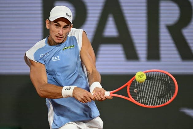 2026 French Open (Roland-Garros) - Day 11 PARIS, FRANCE - JUNE 03: Matteo Arnaldi of Italy and Matteo Berrettini (not seen) of Italy compete during the Men s Singles quarter-final match on Day Eleven of the 2026 French Open at Roland Garros on June 03, 2026 in Paris, France. Burak Akbulut Anadolu Paris France. Editorial use only. Please get in touch for any other usage.  Copyright: x2026xAnadoluxBurakxAkbulutx