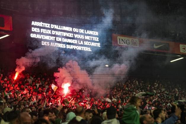 Fußball, Testspiel, Niederlande - Algerien #4 ROTTERDAM , 03-06-2026 , Stadium Feijenoord de Kuip , season 2025 2026 , FIFA International football , friendly match between The Netherlands and Algeria , picture shows firework in the stands from the Algeria supporters Netherlands - Algeria (friendly)  x204134958x Copyright: