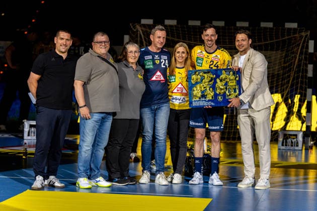 03.06.2026, xdaymx, Handball Daikin HBL, Rhein Neckar Loewen - TSV Hannover-Burgdorf Patrick Groetzki (Rhein-Neckar Löwen) wird nach seinem letzten Heimspiel von der Geschäftsführung und Fanbetreuern verabschiedet (DFL DFB REGULATIONS PROHIBIT ANY USE OF PHOTOGRAPHS as IMAGE SEQUENCES and or QUASI-VIDEO) Mannheim *** 03 06 2026, xdaymx, Handball Daikin HBL, Rhein Neckar Loewen TSV Hannover Burgdorf Patrick Groetzki Rhein Neckar Löwen is bid farewell by the management and fan representatives after his last home game DFL DFB REGULATIONS PROHIBIT ANY USE OF PHOTOGRAPHS as IMAGE SEQUENCES and or QUASI VIDEO Mannheim
