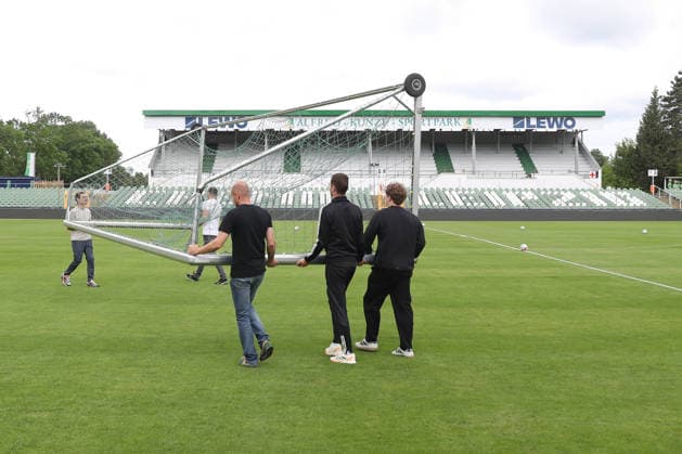 DFB U23 women training of the national team Germany, 03 06 26 training preparations a soccer goal is carried onto the pitch soccer, DFB U23 women national team Germany trains on 03 06 26 at Alfred Kunze Sportpark Leipzig Leutzsch Copyright: xBEAUTIFULxSPORTS JanxKaeferx