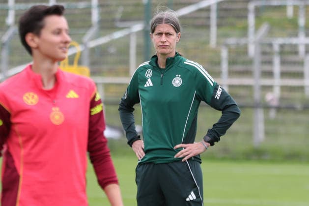 DFB U23 womens national team Germany training, 03 06 26 Co coach Kerstin Garefrekes soccer, DFB U23 womens national team Germany trains on 03 06 26 at Alfred Kunze Sportpark Leipzig Leutzsch Copyright: xBEAUTIFULxSPORTS JanxKaeferx