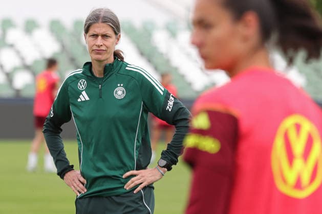 DFB U23 womens national team Germany training, 03 06 26 Co coach Kerstin Garefrekes soccer, DFB U23 womens national team Germany trains on 03 06 26 at Alfred Kunze Sportpark Leipzig Leutzsch Copyright: xBEAUTIFULxSPORTS JanxKaeferx