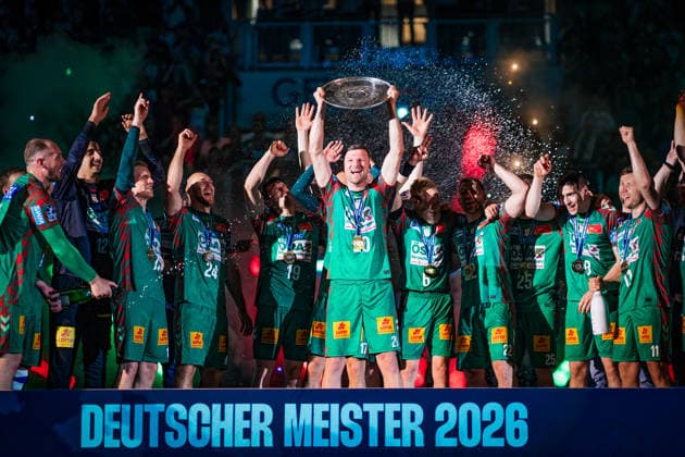 Handball, HBL, SC Magdeburg feiert Deutsche Meisterschaft #2 Deutschland: HBL DAIKIN Handball Bundesliga 2025 - 2026, 33. Spieltag - SC Magdeburg vs VfL Gummersbach - GETEC Arena (Magdeburg): Meisterehrung, Pokal, Trophäe, Feier, Jubel, Emotionen *** Germany HBL DAIKIN Handball Bundesliga 2025 2026, Matchday 33 SC Magdeburg vs VfL Gummersbach GETEC Arena Magdeburg Championship ceremony, cup, trophy, celebration, jubilation, emotions Copyright: xTomxLauruschkatx