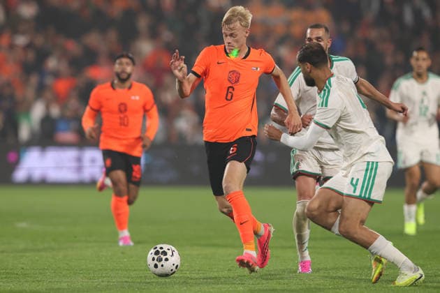 Fußball, Testspiel, Niederlande - Algerien #5 2026-06-03 Netherlands v Algeria - Friendly international football match ROTTERDAM, NETHERLANDS - JUNE 3: Jan Paul van Hecke of Netherlands is challenged by Mohamed Amine Tougai of Algeria and a laserpen during the Friendly international football match match between Netherlands and Algeria at Stadion Feijenoord on June 3, 2026 in Rotterdam, Netherlands. Rotterdam Stadion Feijenoord Netherlands Content not available for redistribution in The Netherlands directly or indirectly through any third parties. Copyright: xHansxvanxderxValkx
